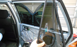 ④内張り、三角窓は極力外します。